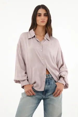 Camisa gris de cuello clásico para mujer