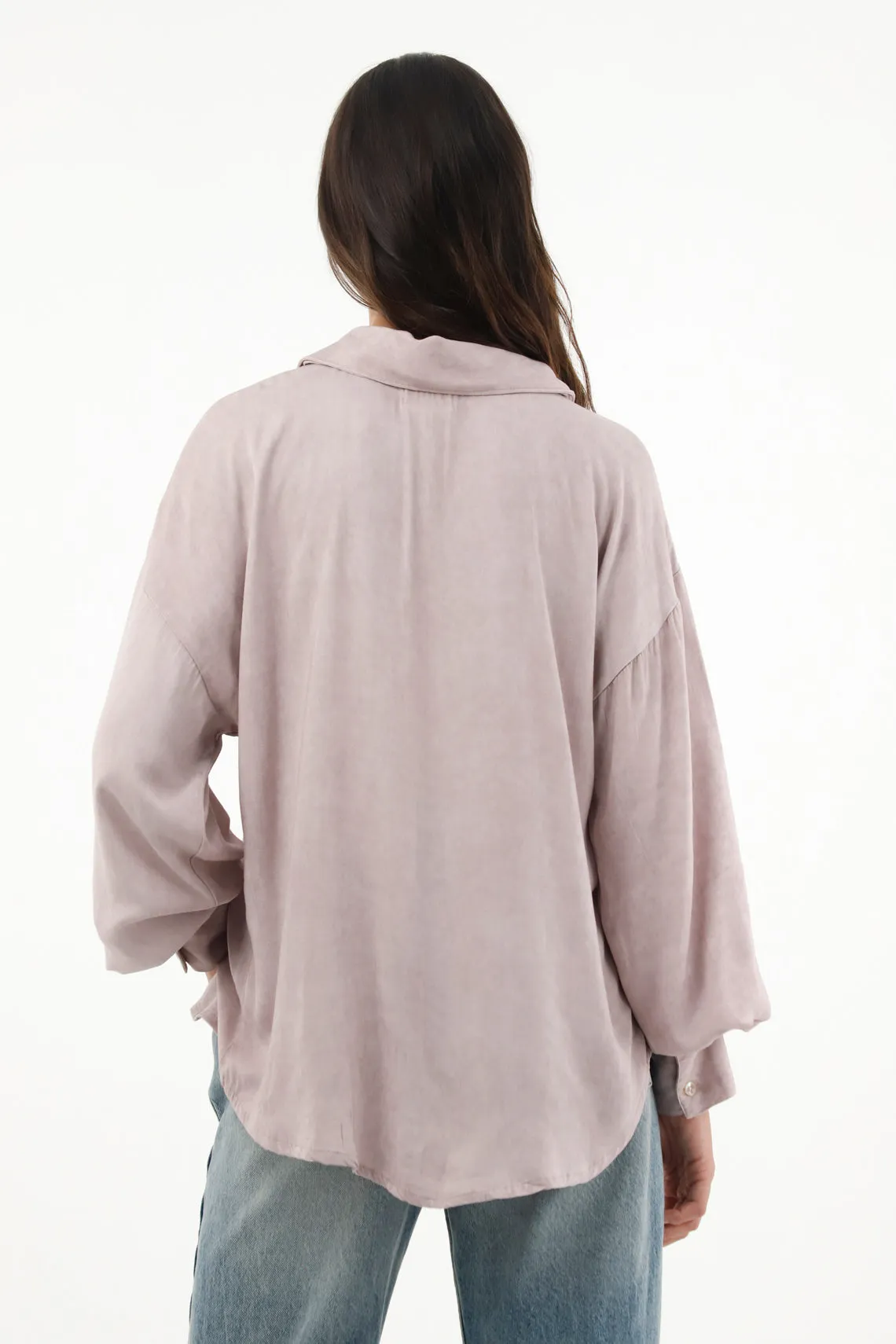 Camisa gris de cuello clásico para mujer